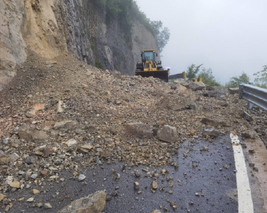 县公路部门全力抢险保畅通