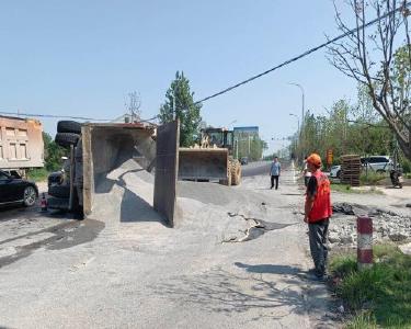 县公路中心紧急处置事故现场保畅通