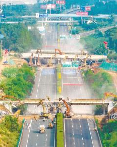 【热点关注】武汉段6座上跨天桥12小时拆除 京港澳高速“四改八”打开新空间