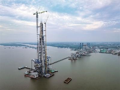 【热点关注】常泰长江大桥启用全球最大吨位桥面吊机