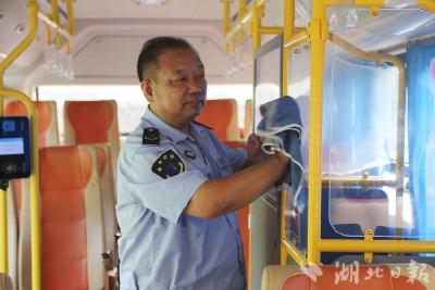 【热点关注】公交司机刘治朝：帮乘客解决一些烦恼，自己觉得也是一种快乐！