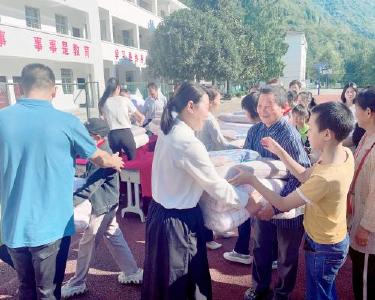李庙镇学子开学日收到“爱心被褥”