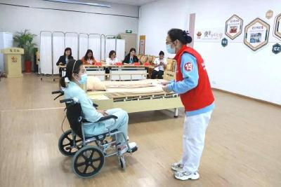 【热点关注】武汉洪山区“万融杯”养老护理员技能竞赛举行
