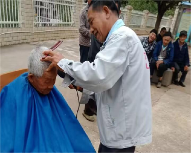 三景社区：关爱送进养老院　志愿服务暖人心