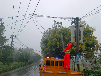 网线突然掉落公路中央　养路工及时处置保通畅