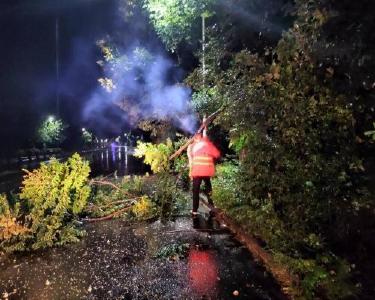 县公路中心雨夜忙清障