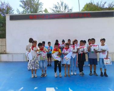 城关镇临沮小学发奖：一人两只小鸡