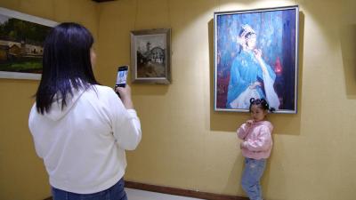 县文化馆举办迎中秋、庆国庆油画创作成果展