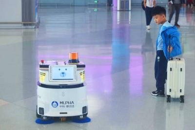 【热点关注】智能扫地机器人亮相杭州机场