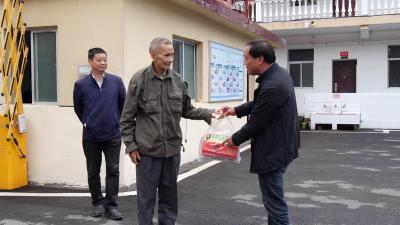 南漳：五保老人病危 村书记紧急献血