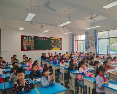 中华慈善总会向县徐庶学校捐赠540盏健康护眼灯