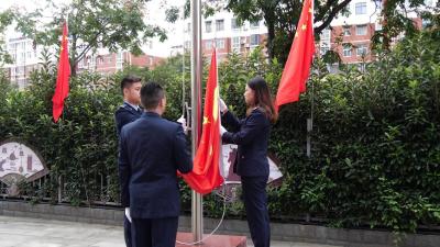 县税务局举行升国旗仪式  
