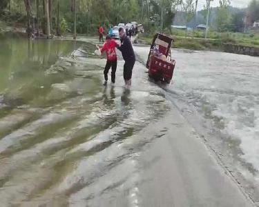 湖北南漳：村民骑车过漫水桥被困 民警到场果断下水救援