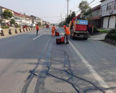 县公路中心开展路面灌缝行动保畅通