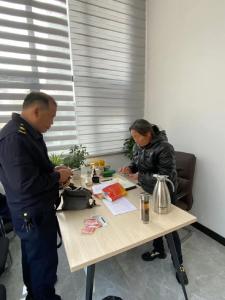 城管执法队员拾金不昧暖人心