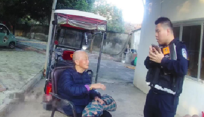 南漳：老人外出遛弯迷路 民警助其找到家人