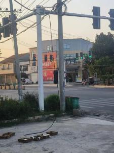城关镇城运中心：电线垂落成隐患　迅速处置保安全