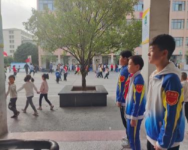 涌泉完全小学首批学生安全员上岗