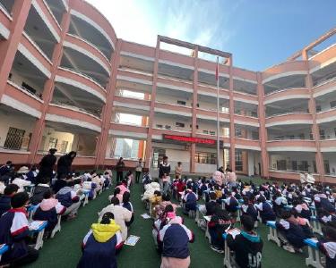 县徐庶学校举办汉字现场书写比赛