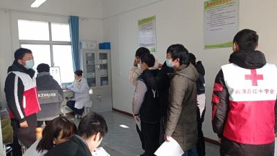 薛坪中学博爱校医室开展健康体检活动