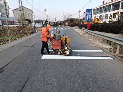 县公路中心为肖堰镇福利院门前安装减速带