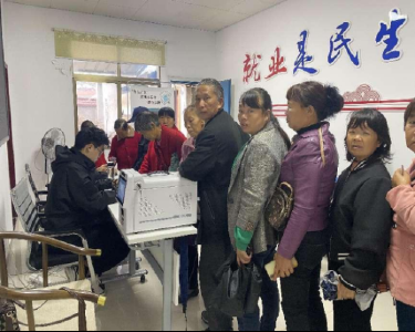 县人社局：打通社保卡换发“最后一公里”