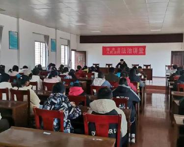 县法院“法治讲堂”走进薛坪中学