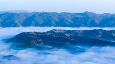 湖北南漳：观云海翻腾 倾泻山谷间