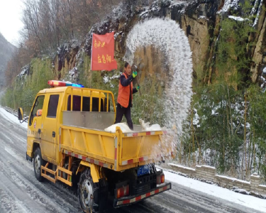 县交通公路部门以雪为令保畅通