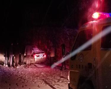 小车雪夜被困边沟　养路工人合力施救