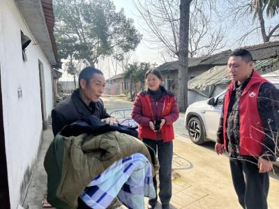 王家坡社区：发放御寒物资　关爱退役军人