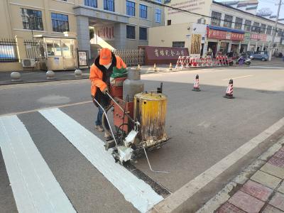 县公路中心为10所学校施划门前减速带