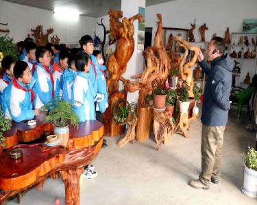 县实验小学开展少儿趣味根艺研学活动