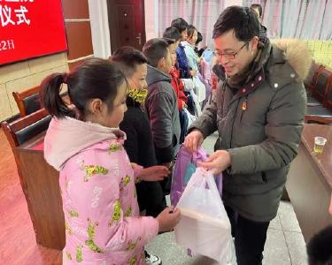 县人民医院向龙门完小困难学生献爱心