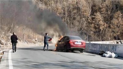 陌生车辆突然自燃　驻村干部拔“器”相助