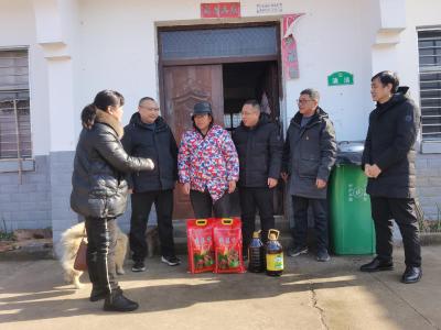 县农技中心慰问困难群众暖人心