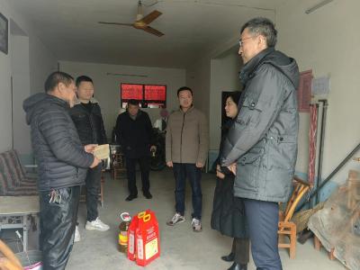 市政协慰问组到我县走访慰问困难群众