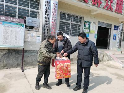 有机谷管委会慰问秦家坪村困难群众