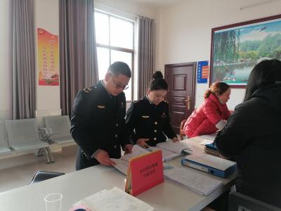 县市场监管局对村（社区）食品安全信息员开展年度考核