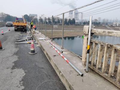 县交通公路部门快速修复涌泉桥损毁护栏