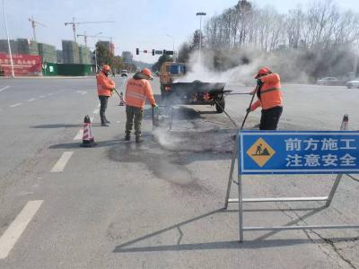 县交通公路部门全面抢修雪后路面病害