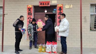 临沮岗村慰问困难退役军人