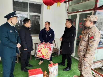城关镇：走访慰问显真情　温暖现役军属心