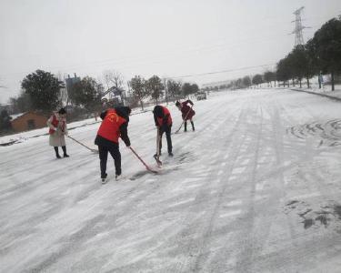 九集镇：人大代表齐上阵　铲雪护路保平安