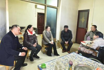 县领导到东巩镇走访慰问困难党员并参加指导专题民主生活会