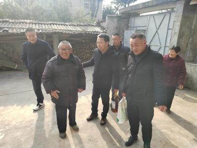 县资规局节前慰问困难群众