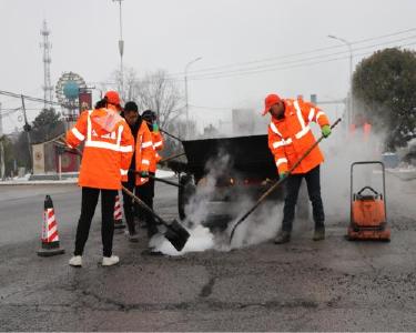 县交通公路部门修复病害保春运