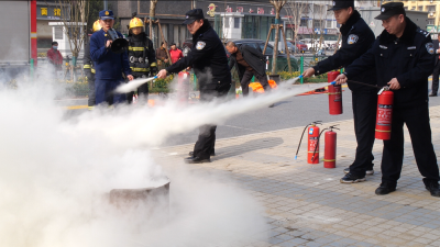 县人民法院组织开展消防应急演练暨消防技能培训活动  