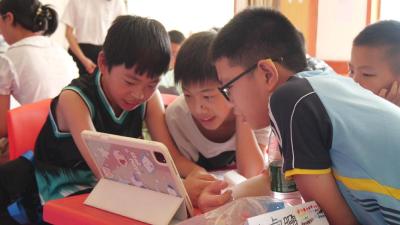 大学生开启社区“带娃”新模式    