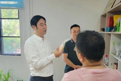 罗兴斌在栎乐园食品有限公司调研时强调：全力推动电商产业提质升级，让电商增益群众增收
